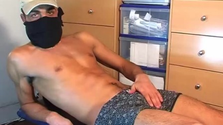 Arab guy serviced: Bachier get wanked his huge cock by a guy !