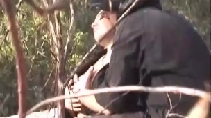 Un couple baise dans les bois