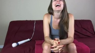 Webcam girl gets pussy eaten then shaves legs in bathtub
