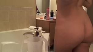 Bathtub faucet makes her cum HARD on live webcam
