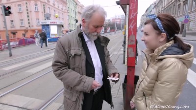 
        This old goes young guy admired Lenka's ass before licking her pussy    