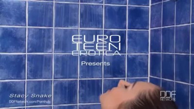 Russian nympho maniac Stacy Snake cums hard in the bathroom ポルノ ...