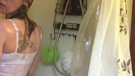 Minxy Toying in the Shower Until She Squirts