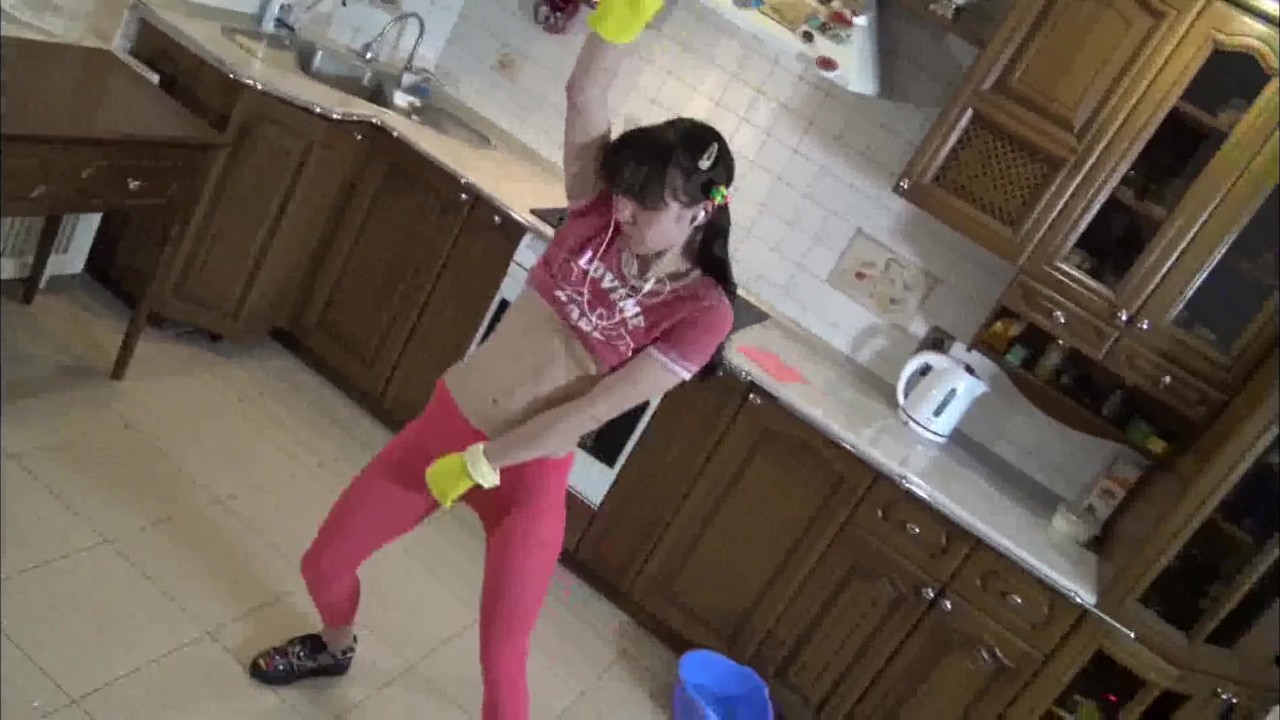 SEXY YOUNG PINK KITCHEN DANCE AND TWERK BY IRA VERBER Porn Videos