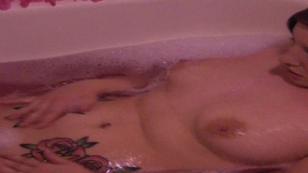 19 year old Emmarae takes a naughty bath...