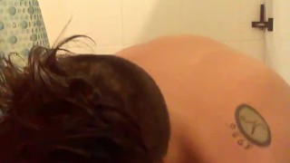 bel twink in doccia con il suo cazzone