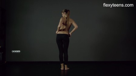 Flexyteens - Zina shows flexible nude body