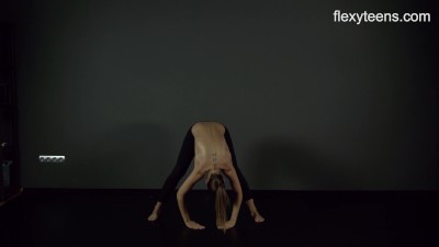 Preview 2 of Flexyteens - Zina Shows Flexible Nude Body