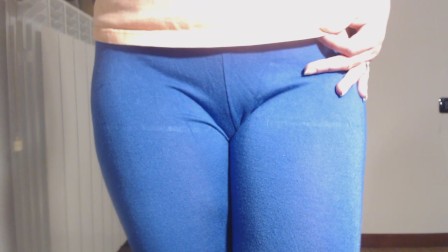 Pee / wetting in blu yoga pants