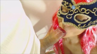 Jenny succhia un cazzo e si lascia sborrare in bocca!