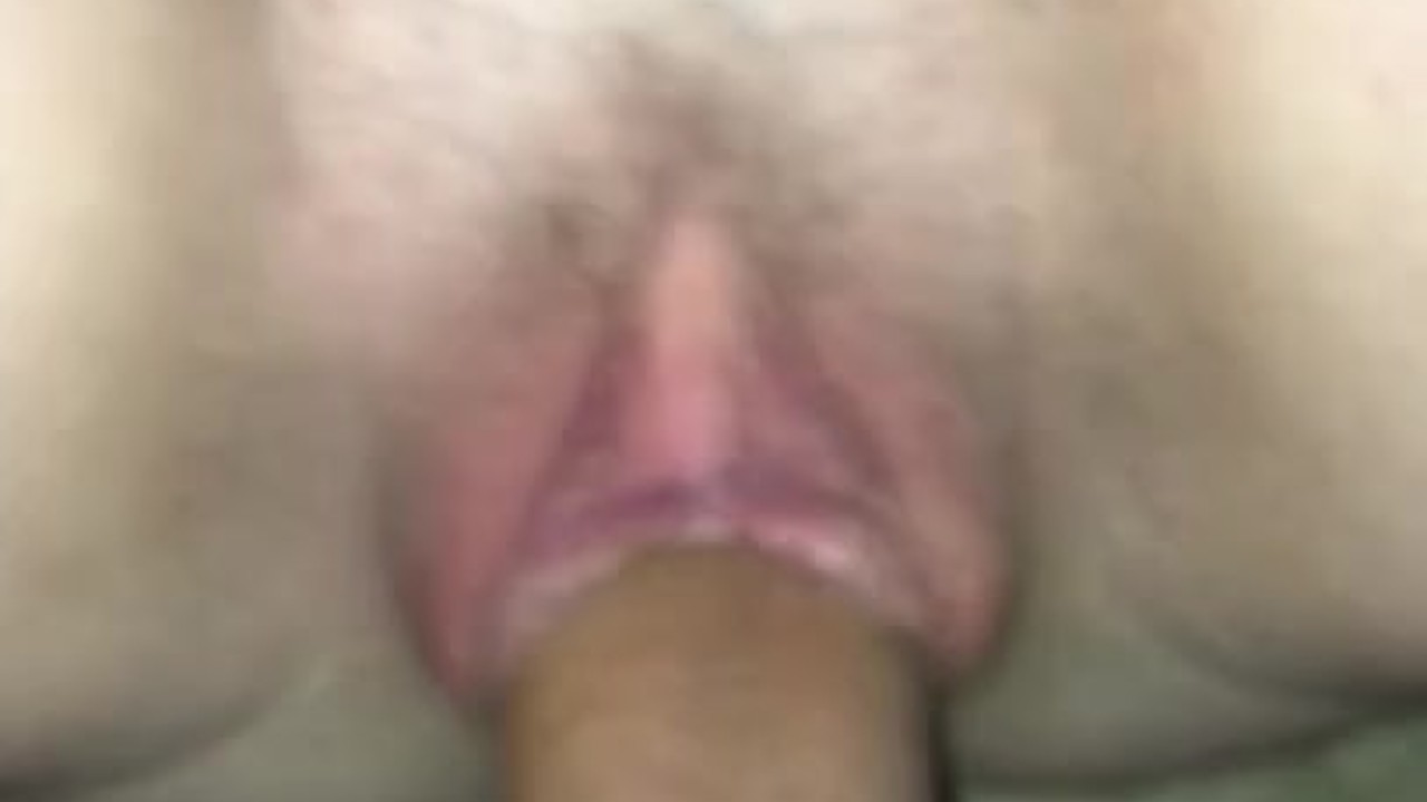 Jeune chatte serrée baisée par une grosse bite