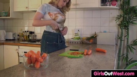 Hot Kim Cumms plays with carrot and squirts