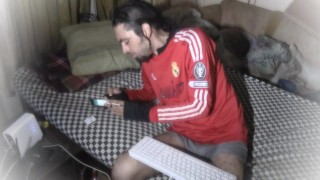 Chico se traga su propia esperma en un show de webcam