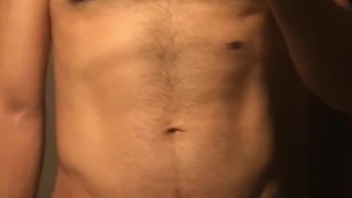 Hombre grabándose mostrando su rico bulto en short