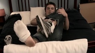 Fitch loves wiggling his toes while he eagerly masturbates