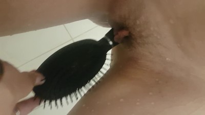 Teen fucks tight wet pussy with brush at family home while rents r still up