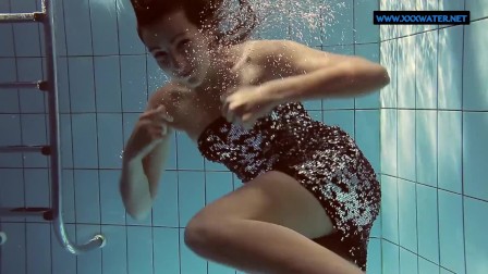 Lastova being flashy underwater