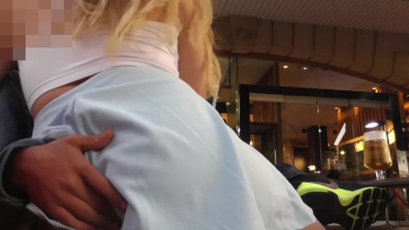 College blonde drinks beer and asks for sex in the street ... I just eat he