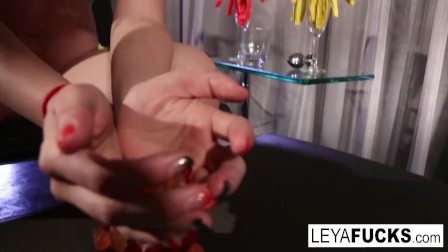Leya Falcon shows puts candy inside her ass