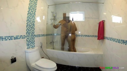 Wife showers with hubby and gives him a blowjob