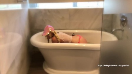 Kelley Cabbana rubs her Huge ass in the bathtub