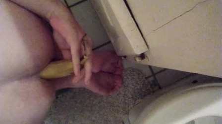 Putting a banana in my Asshole for the 1st time painal