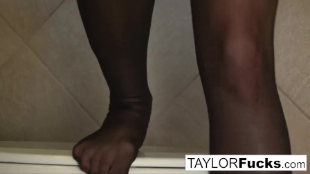 Taylor Vixen Looks Extra Hot In ebony Stockings