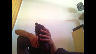 YOUNG GUY PLAYNG WITH FEET IN PURPLE TIGHTS / PANTYHOSE