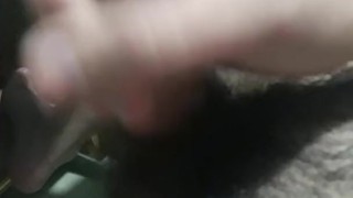 Joven latino masturbándose y sacando mucha leche.