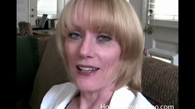 Mature blonde in her first homemade porn