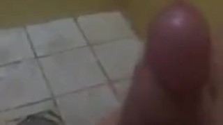 Joven masturbandose en la ducha hasta sacar toda la leche