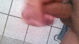 Masturbándose en el baño
