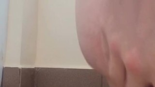 Парень удовлетворяет свои дырочки 12