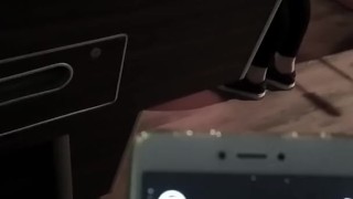 Bragas Vibrantes, Torturando a su novia en público mientras juegan billares