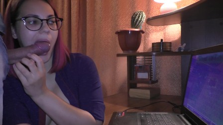 Gamer Girl does blowjob without being distracted from the game