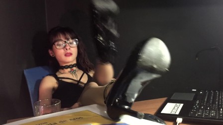 "Working" overtime (Part 1): masturbation, foot fetish, nylon soles