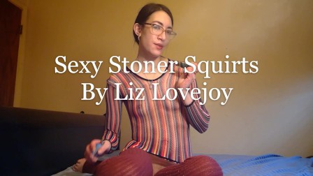 Sexy Stoner Squirts For You - Liz Lovejoy - lizlovejoy.manyvids.com