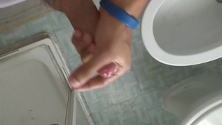 Ragazzo di 18 anni si masturba in bagno