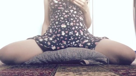 A quick pillowhumping orgasm with dress on