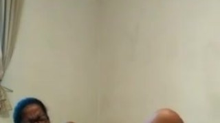 morena masturbandose en la habitación