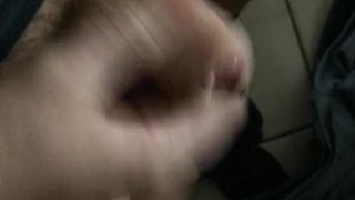 Masturbation express et jouir sur un mouchoir