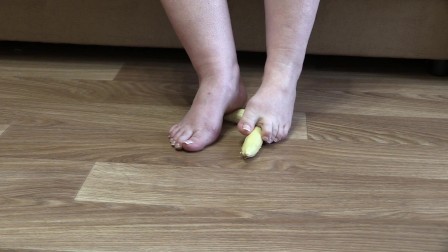 MILF crushes a banana bare feet