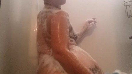 Milf showers and shaves then plays with toys.