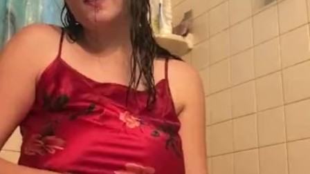 teen Girl Masturbates In Bathroom With Music
