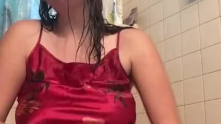 teen Girl Masturbates In Bathroom With Music