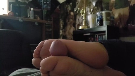 Stepsister footjob while watching tv