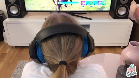 FORTNITE AND FUCK! Cute GAMER GIRL gets fucked while playing FORTNITE BR!