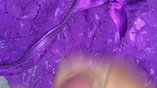 Masturbándome en mis bragas a escondidas