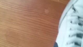 Grosse éjac sur mes Nike !