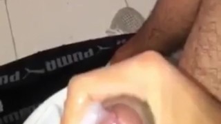 Viniéndome con mucho semen en el baño.
